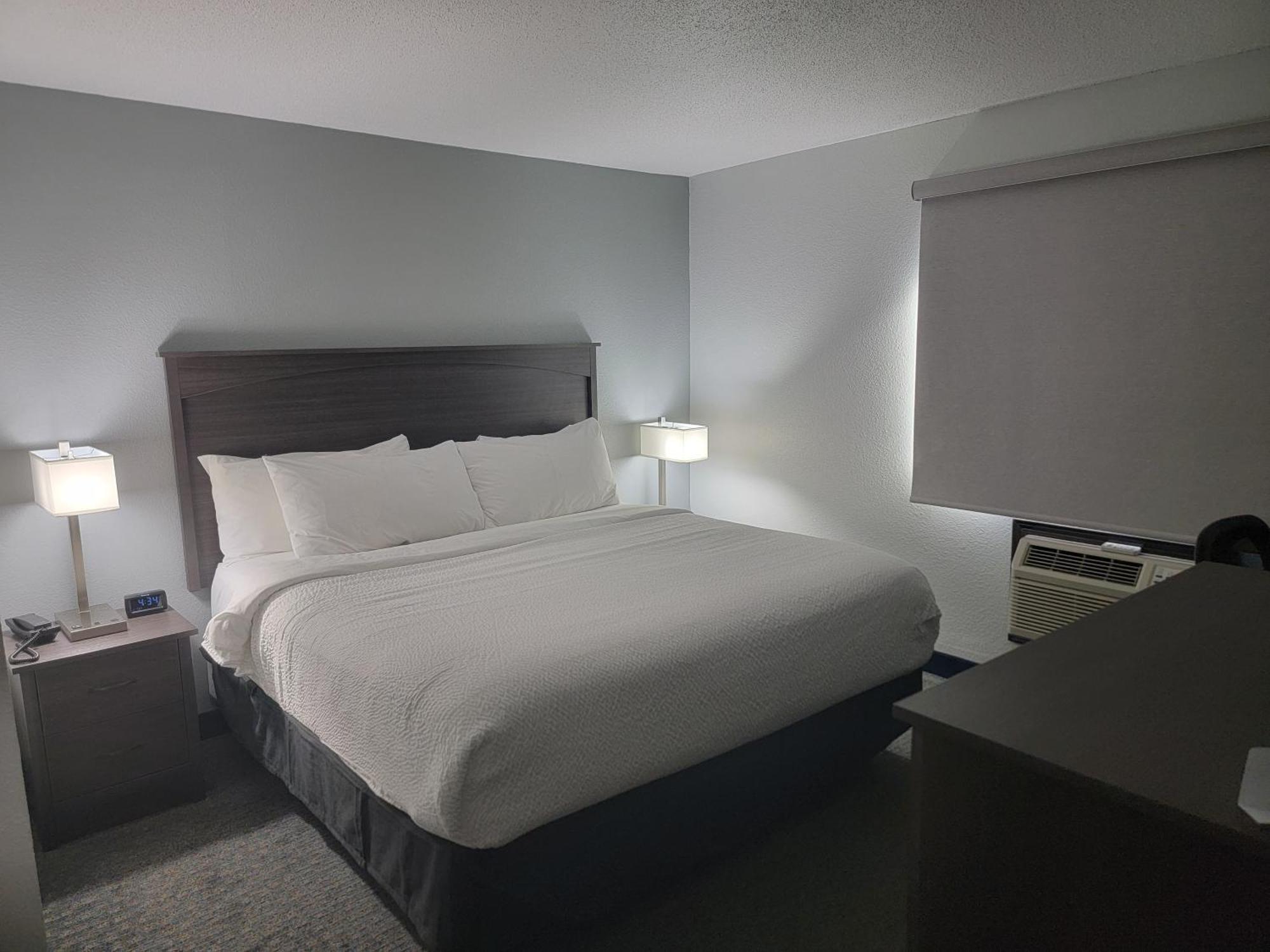 Americas Best Value Inn And Suites Bismarck Exterior photo